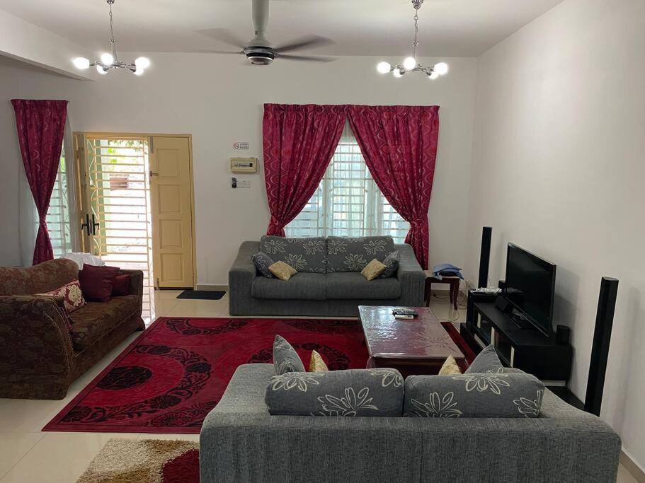 Nice Seremban 2 1/2 Storey House With 4 Rooms Esterno foto